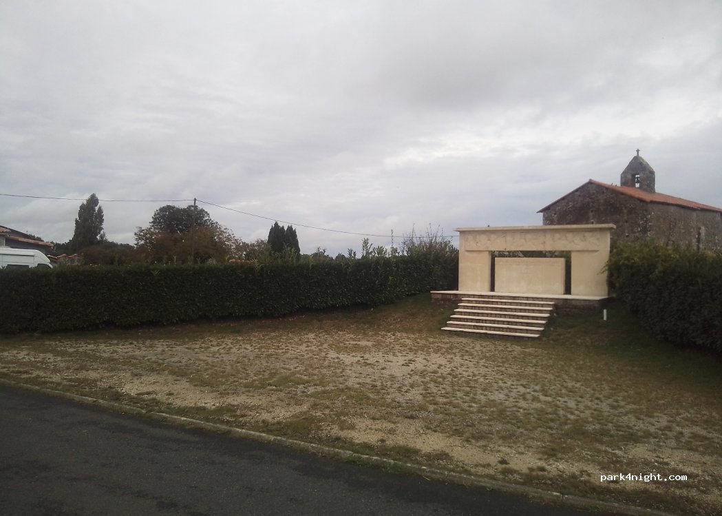 (16450) Saint-Claud - Unnamed Road — foto 3