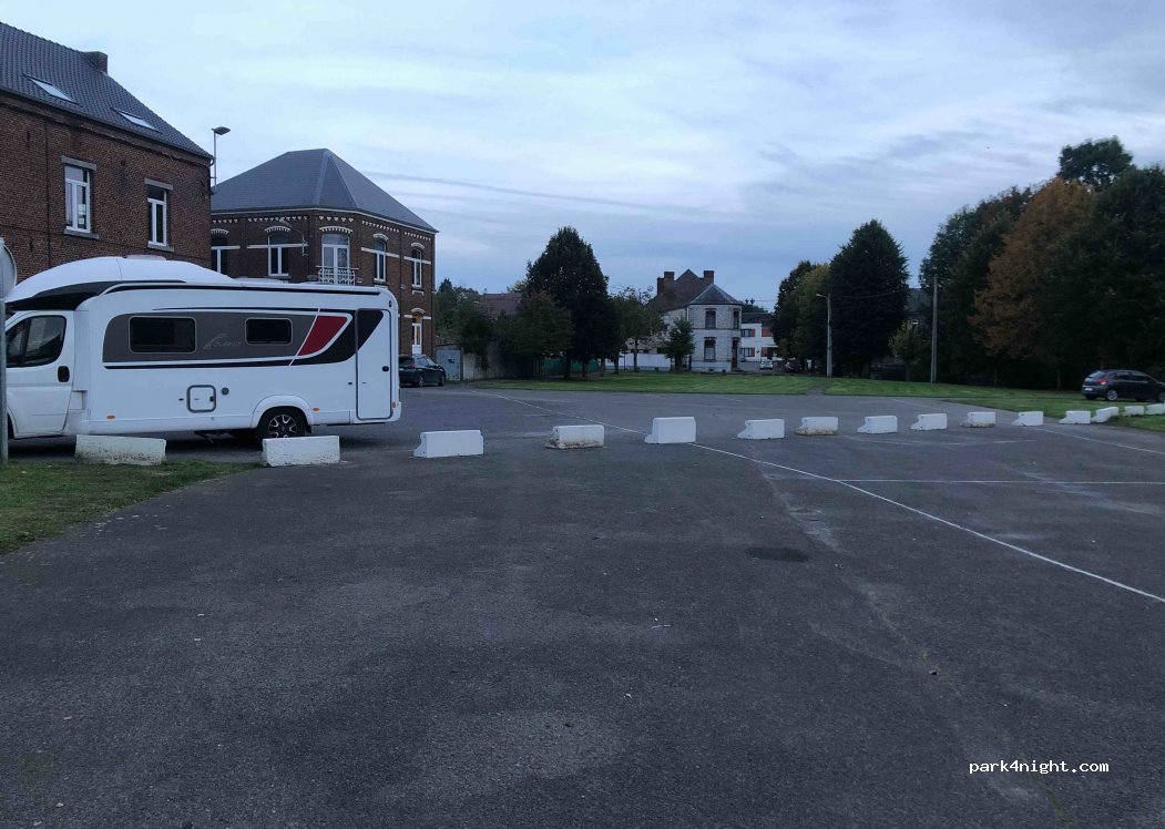 (6560) Erquelinnes - 4 Place Communale — foto