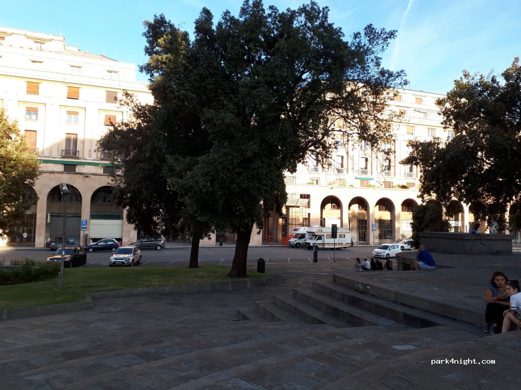 (16121) Genova - 6 Piazza della Vittoria — foto 3