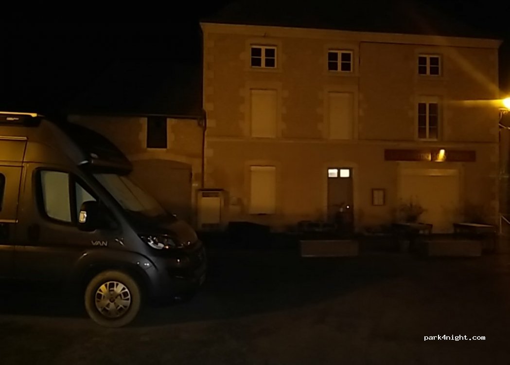 (86260) Saint-Pierre-de-Maillé - 8 Place de l'Étoile — foto