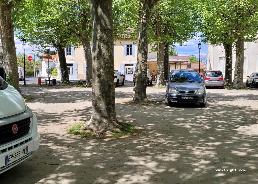 (40430) Luxey - 1 Place Saint-Roch — foto