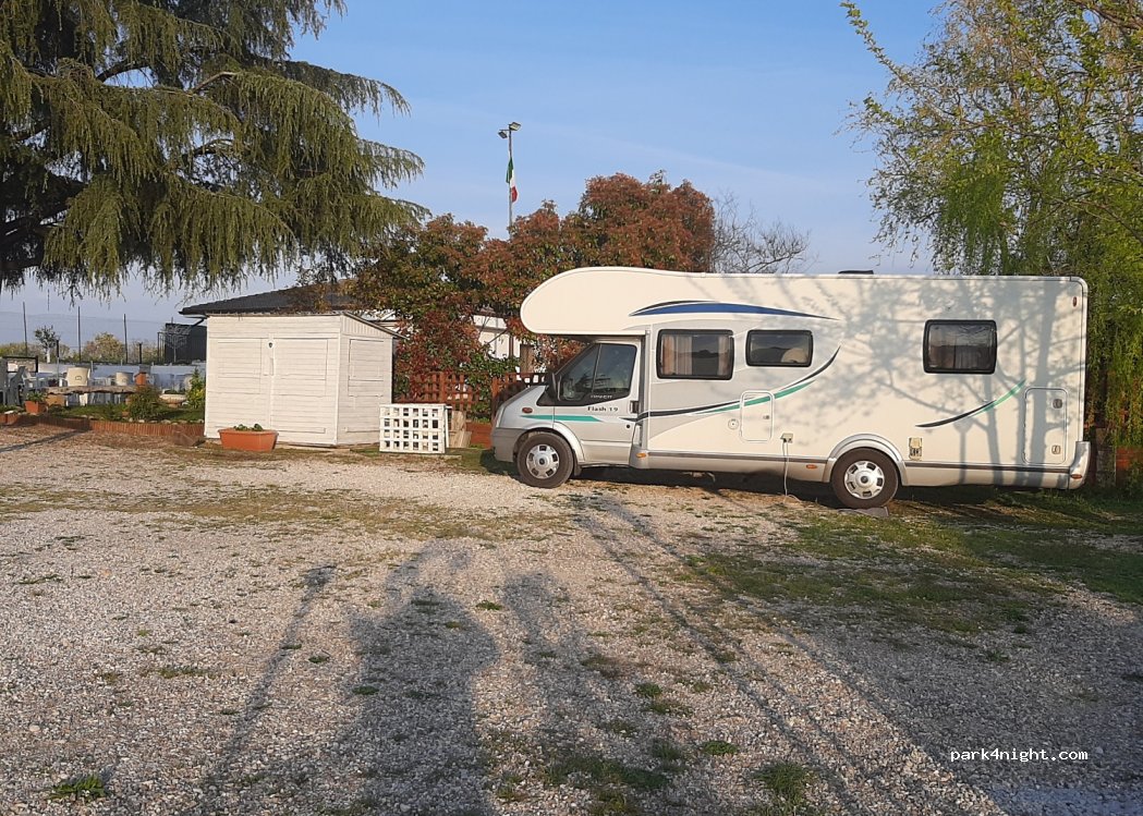 Laghetto New Fantasy | Area Sosta Camper e Pesca — foto 3