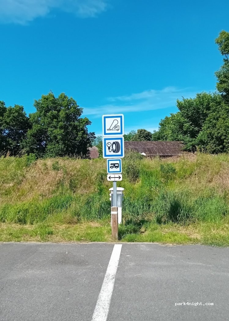 Aire de camping-car Losse — foto 4