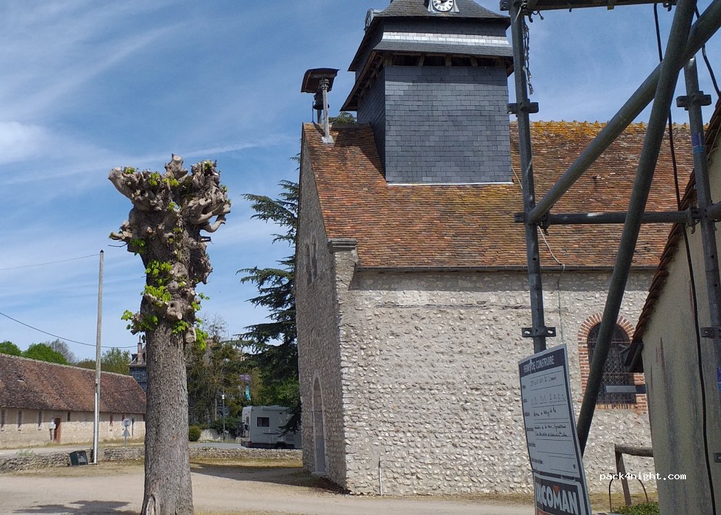 (45290) Pressigny-les-Pins - 5 Place du Bourg — foto