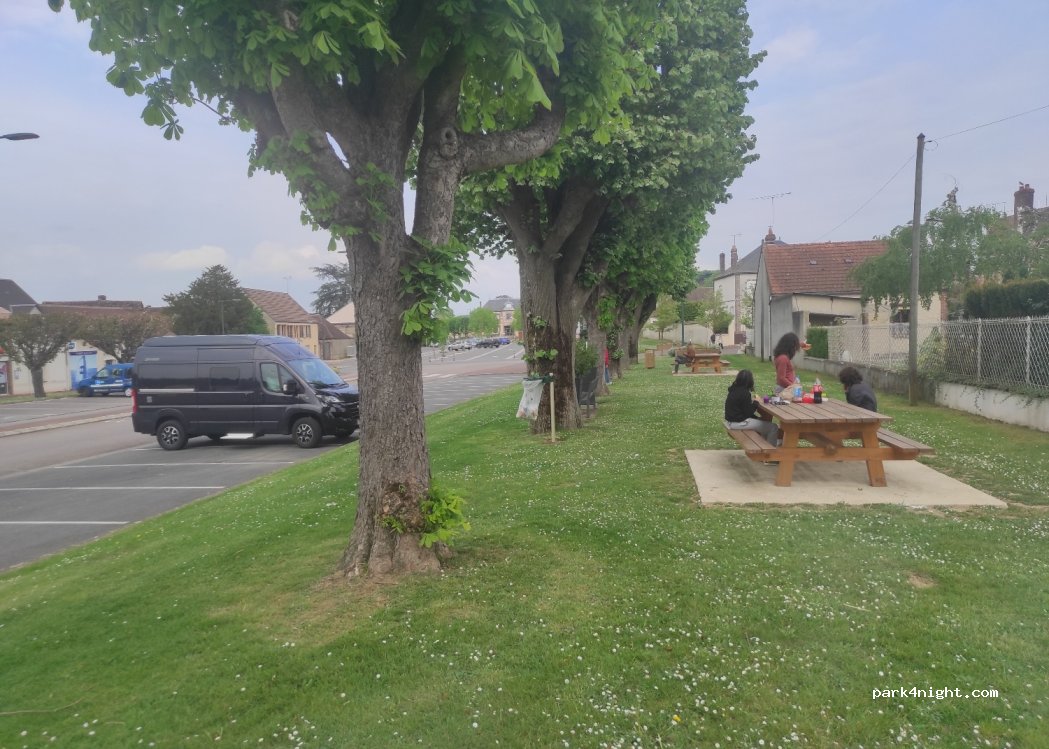 (45320) Courtenay - 1 Rue Jean Jaurès — foto