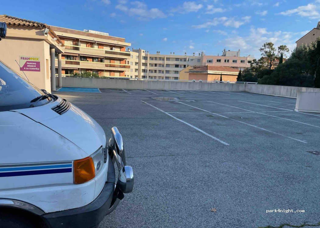 (83120) Sainte-Maxime - 23 Avenue Saint-Exupéry — foto