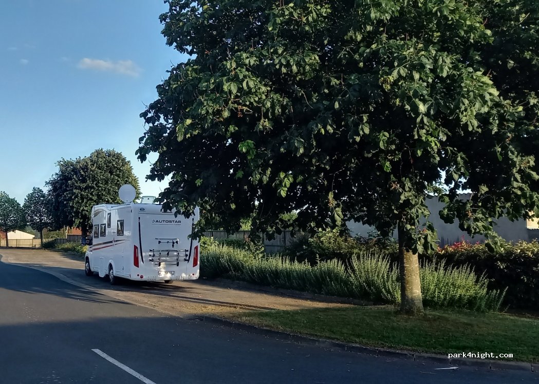 (79440) Courlay - 1 Place du Midi — foto