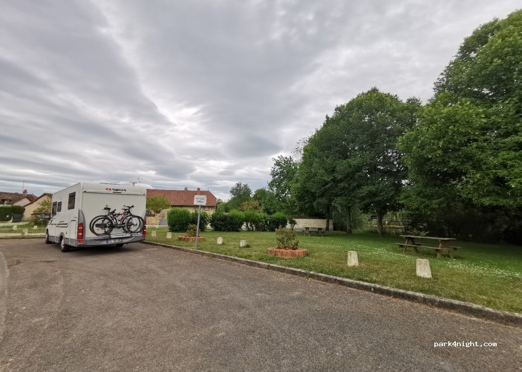 (10260) Courtenot - 7 Place du Lavoir — foto