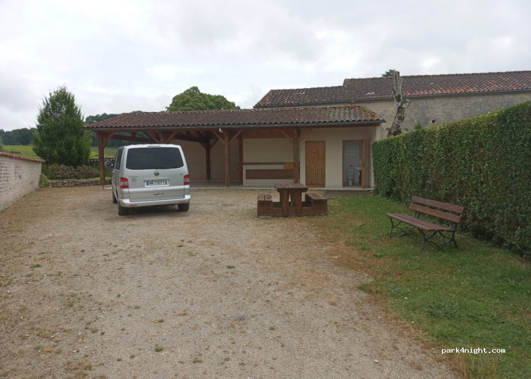 (16130) Saint-Preuil - 6 Le Bourg — foto