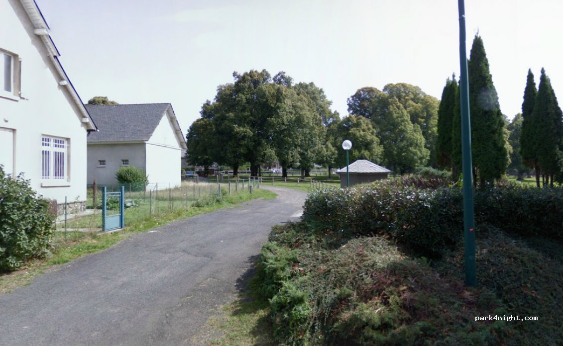 (15380) Anglards-de-Salers - Place du Monument aux Morts — foto