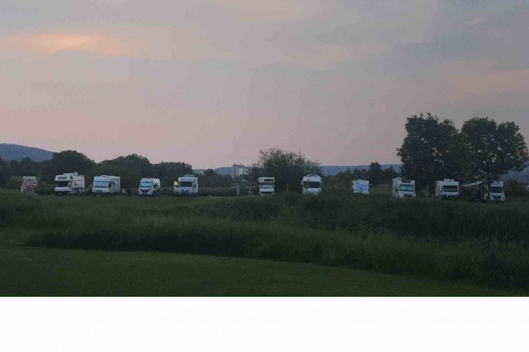 Wohnmobilstellplatz am Yachthafen in Lauenförde — foto