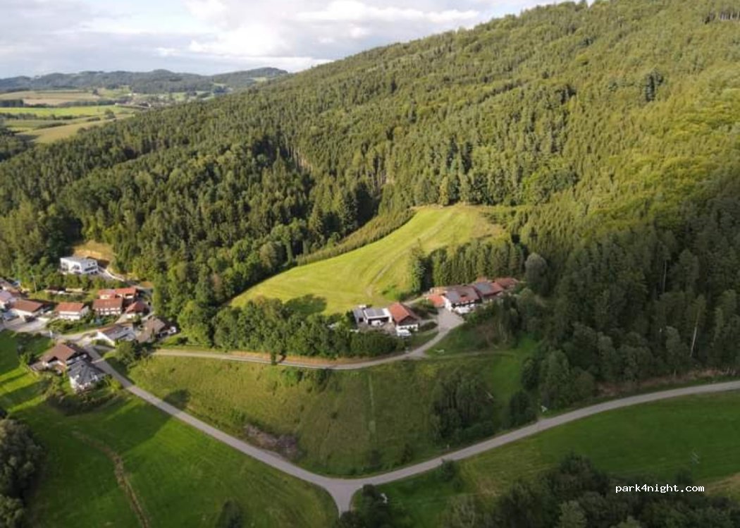 Kleiner Berghof im bayrischen Wald — foto