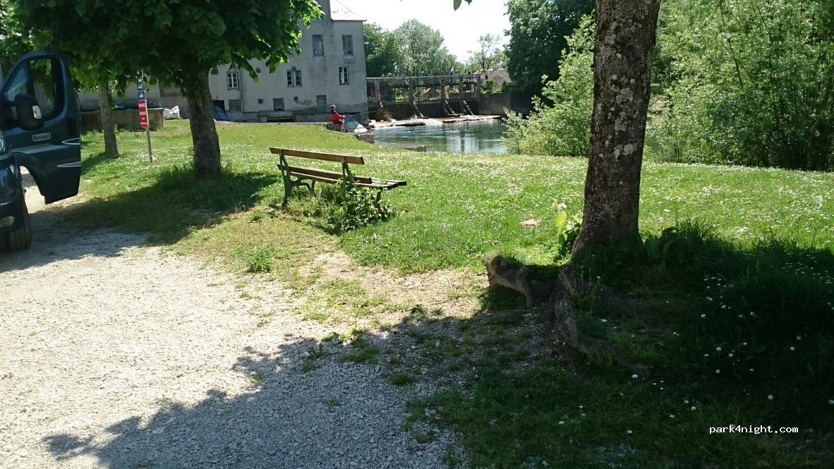(10110) Bourguignons - 1 Place du Moulin — foto 2