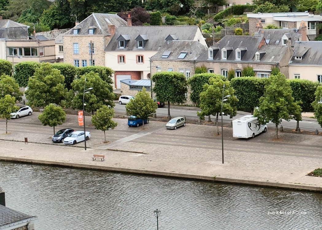 (53100) Mayenne - 11-43 Quai de la République — foto 2