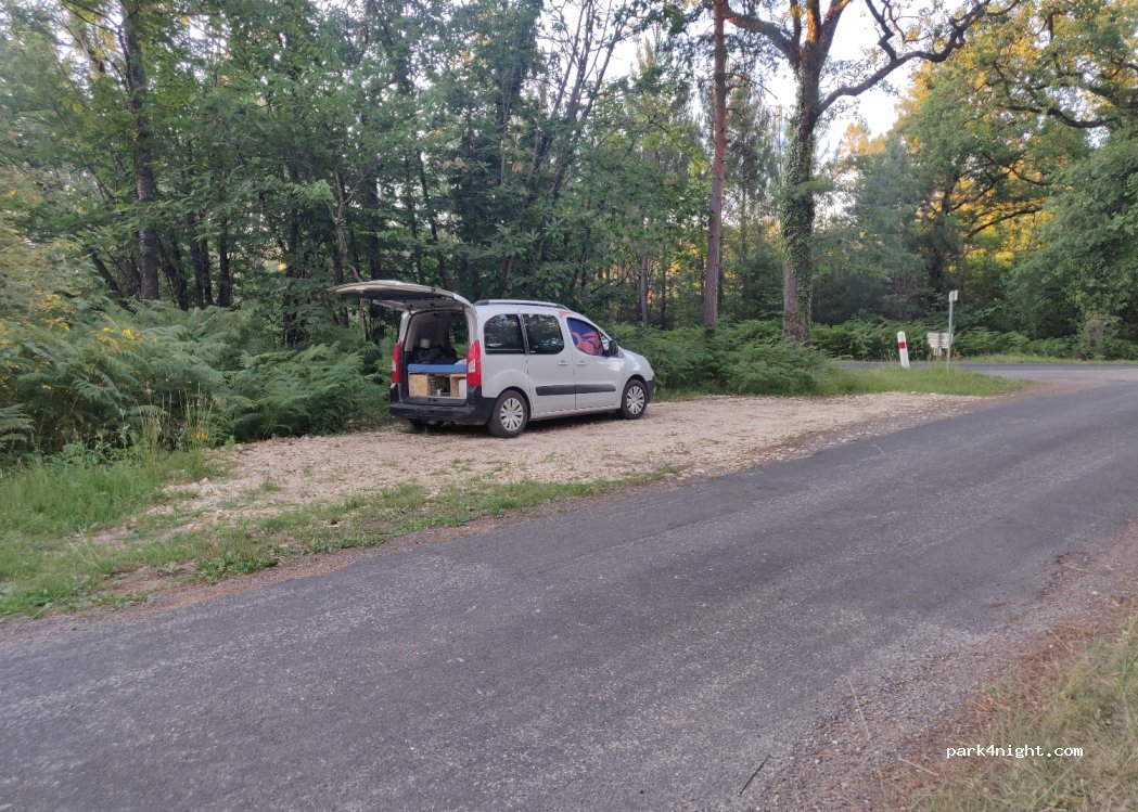 (24580) Rouffignac-Saint-Cernin-de-Reilhac - Route de la Chapelle Saint Reynal — foto
