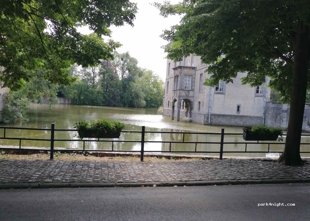 (7181) Seneffe - 1 Place du Trichon — foto
