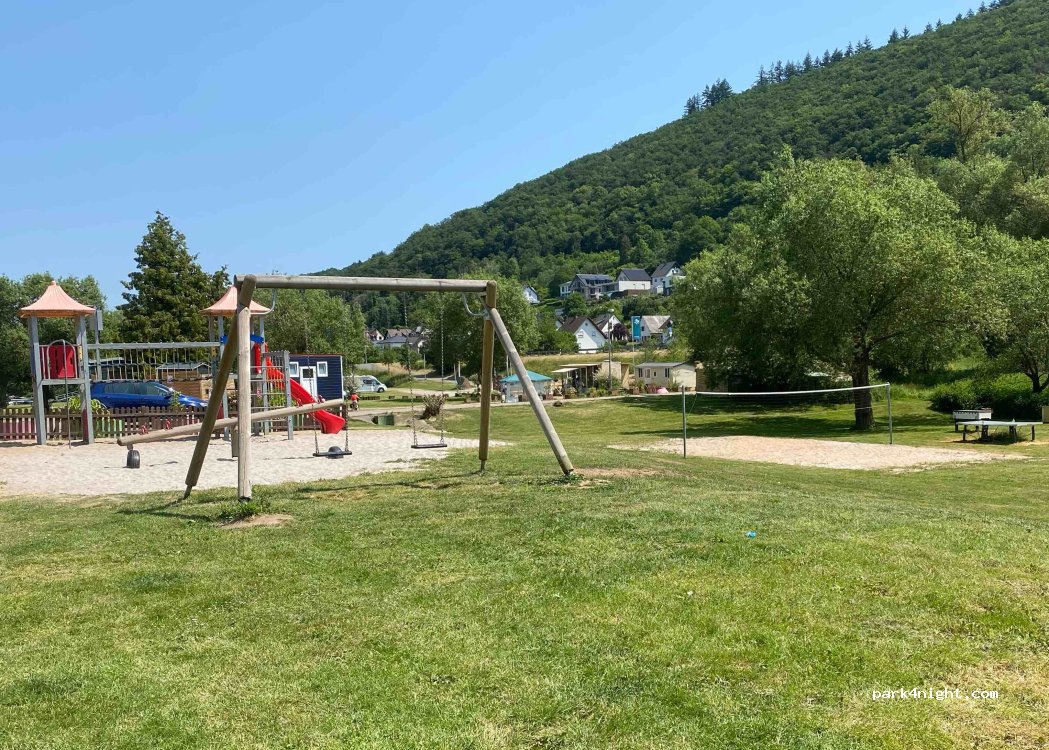 Knaus Camping Park Mosel / castles — foto
