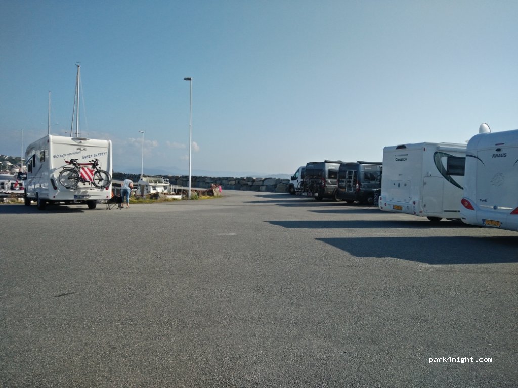 Tau Båthavn Motorhome Parking — foto