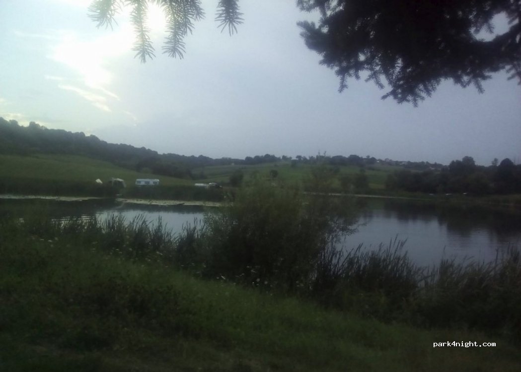 (6WXG+X7) Petnica - Unnamed Road — foto