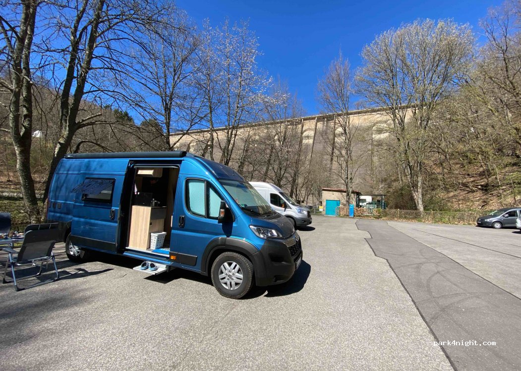Wohnmobilstellplatz an der Oleftalsperre — foto