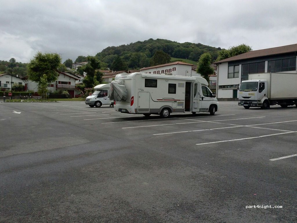 (64240) Hasparren - Place Harana — foto
