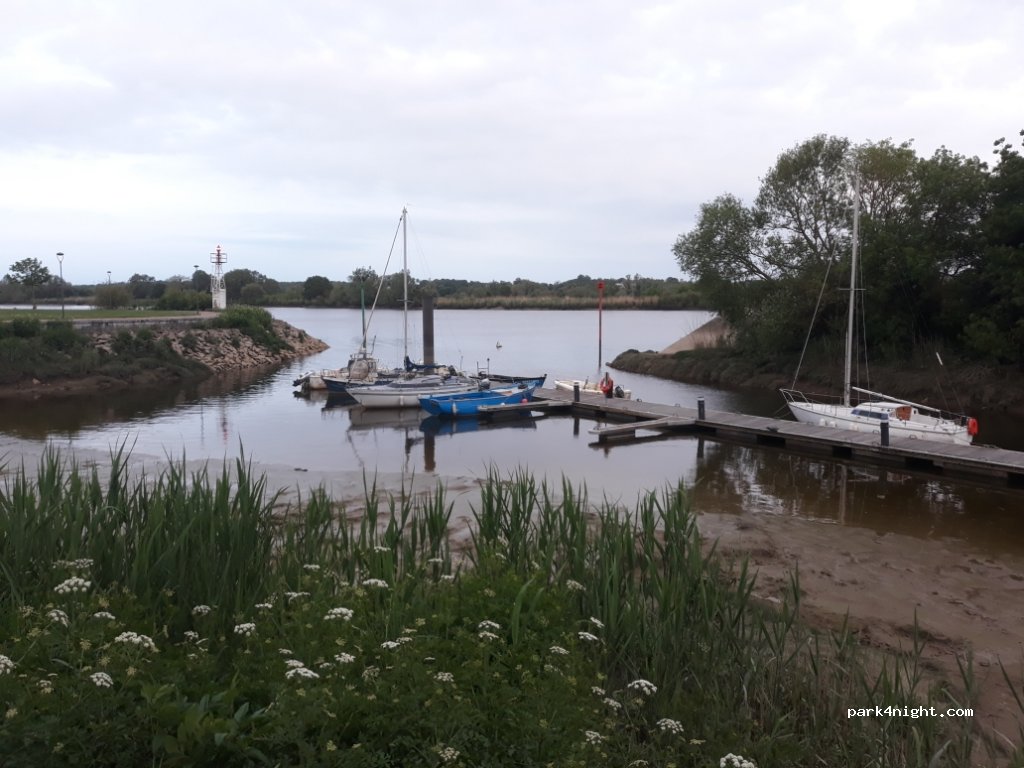 (44220) Couëron - Quai du Commandant Lucas — foto 2