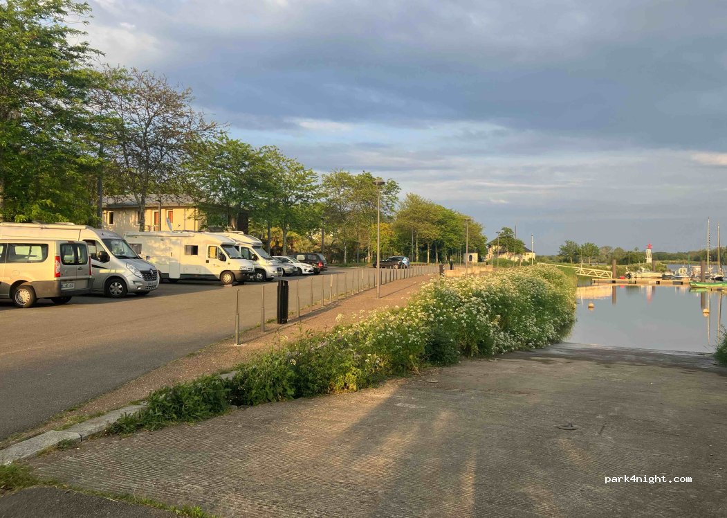 (44220) Couëron - Quai du Commandant Lucas — foto 3
