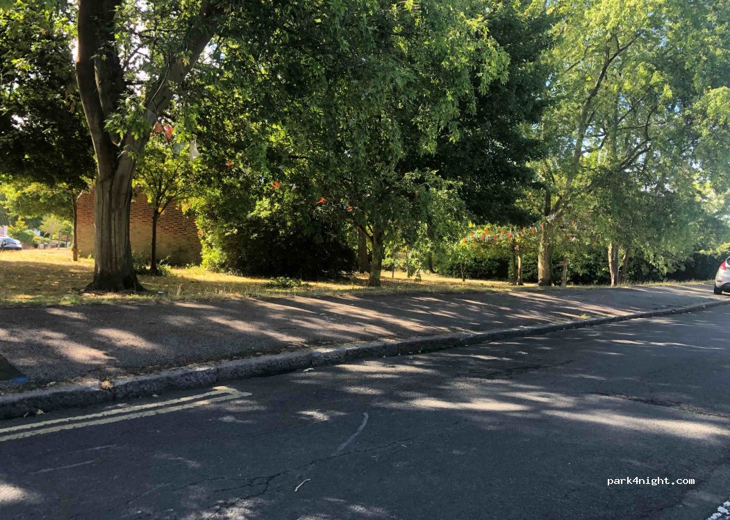 (IG9 5QJ) Backhurst Hill - 6 Russell Road — foto