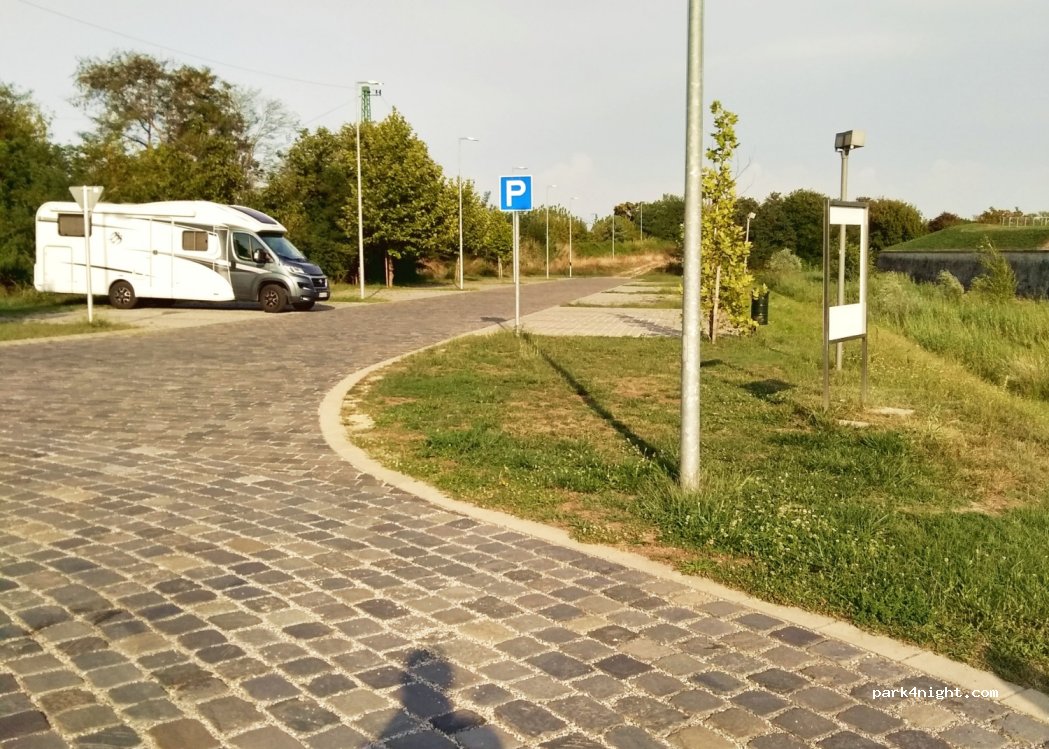 (2900) Komárom - Unnamed Road — foto 3