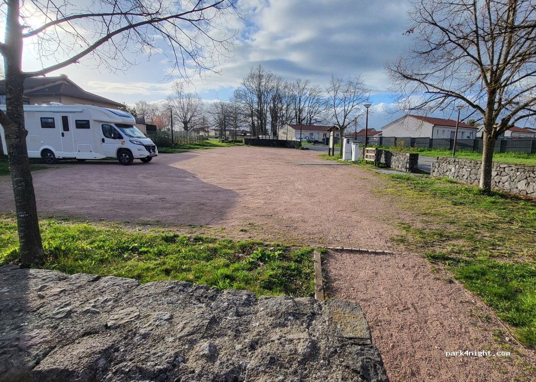 (63310) Randan - 1-2 Place des Charmes — foto