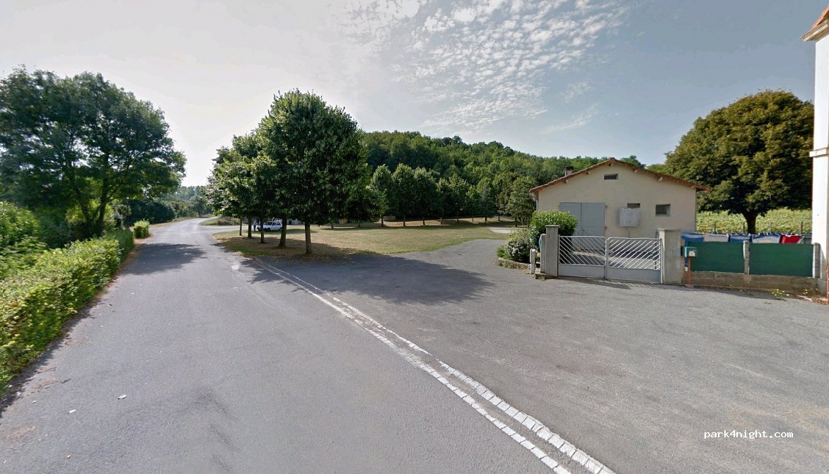(16220) Vilhonneur - 3 Le Bourg — foto