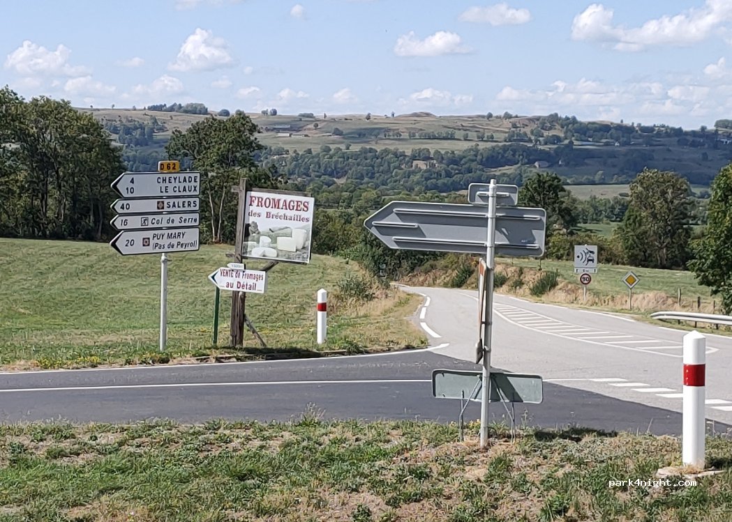 (15400) Cheylade - Unnamed road — foto 2