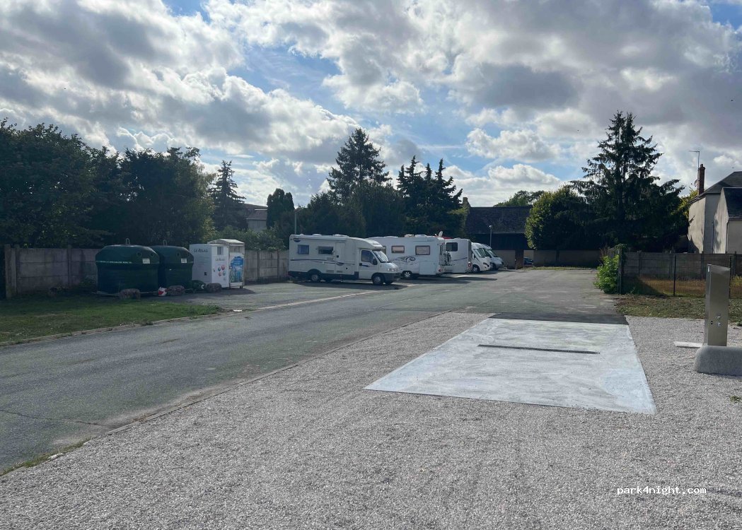 Aire de camping-car à Outarville — foto