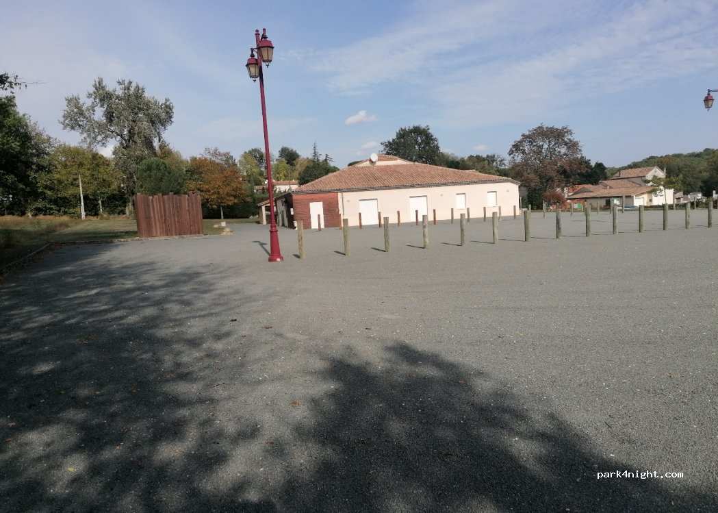 (33220) Ligueux - 12 Le Bourg — foto