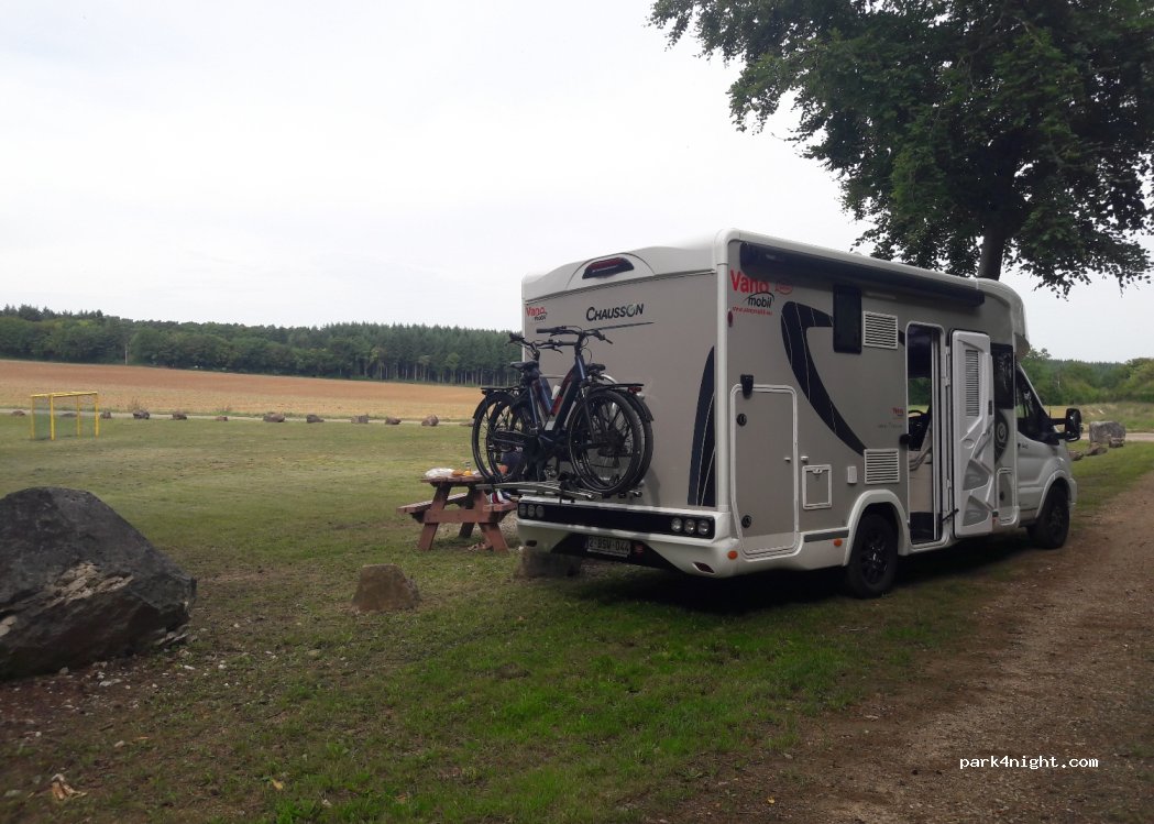(21500) Montbard - Unnamed Road — foto