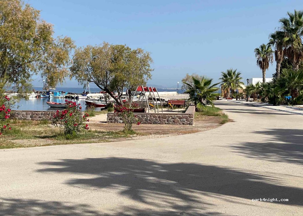 (180 30) Agios Georgios - Unnamed Road — foto