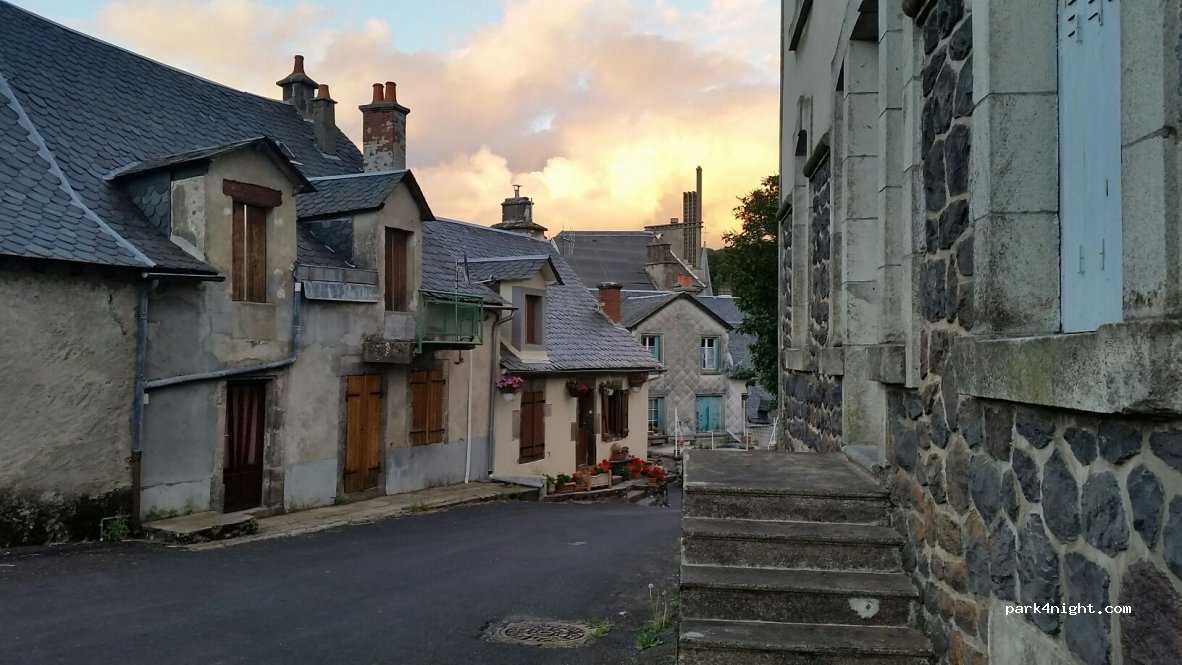 (63850) Égliseneuve-d'Entraigues - 1 Place du Foirail — foto