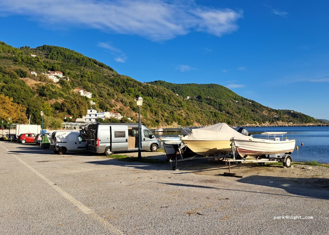 (370 03) Loutraki - Eparchiaki Odos Skopelou-Loutrakiou — foto