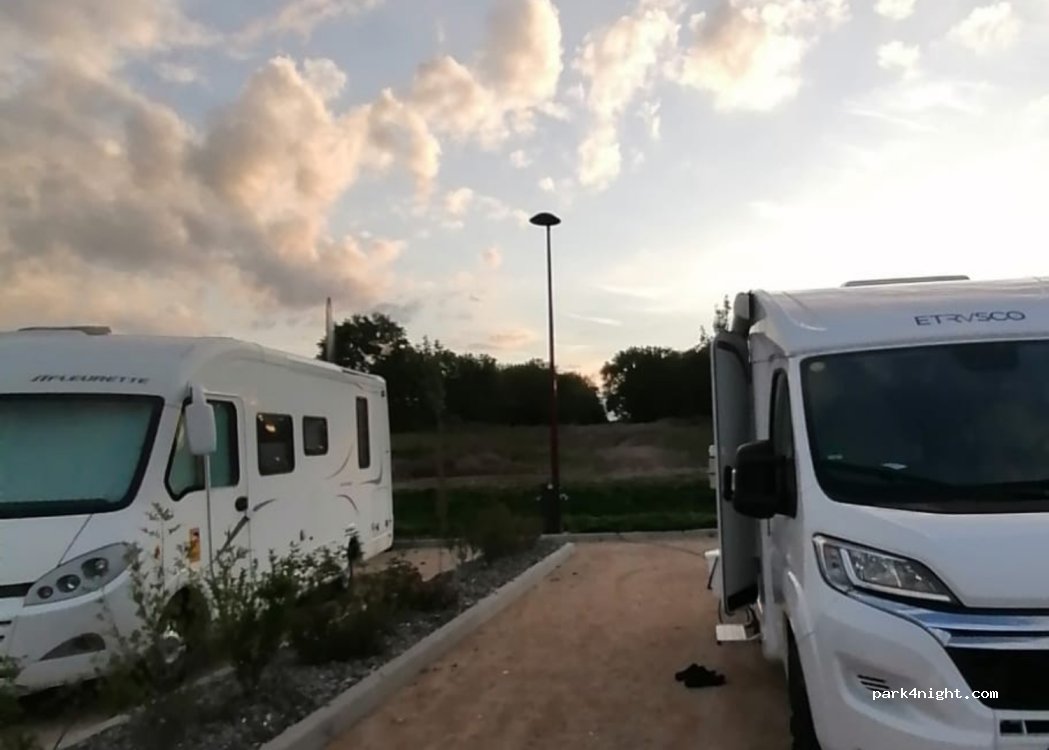 Aire de camping-car Vic-sur-Seille — foto 3