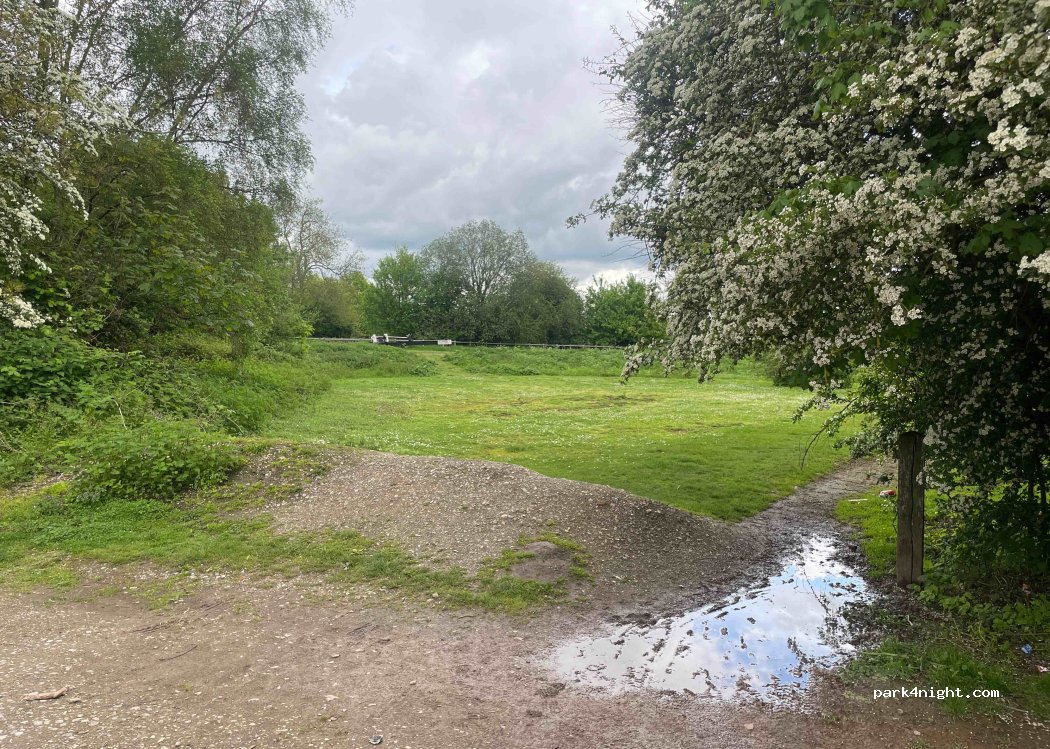 Sheffield Bottom Lock Car Park & Picnic Area" — foto 2
