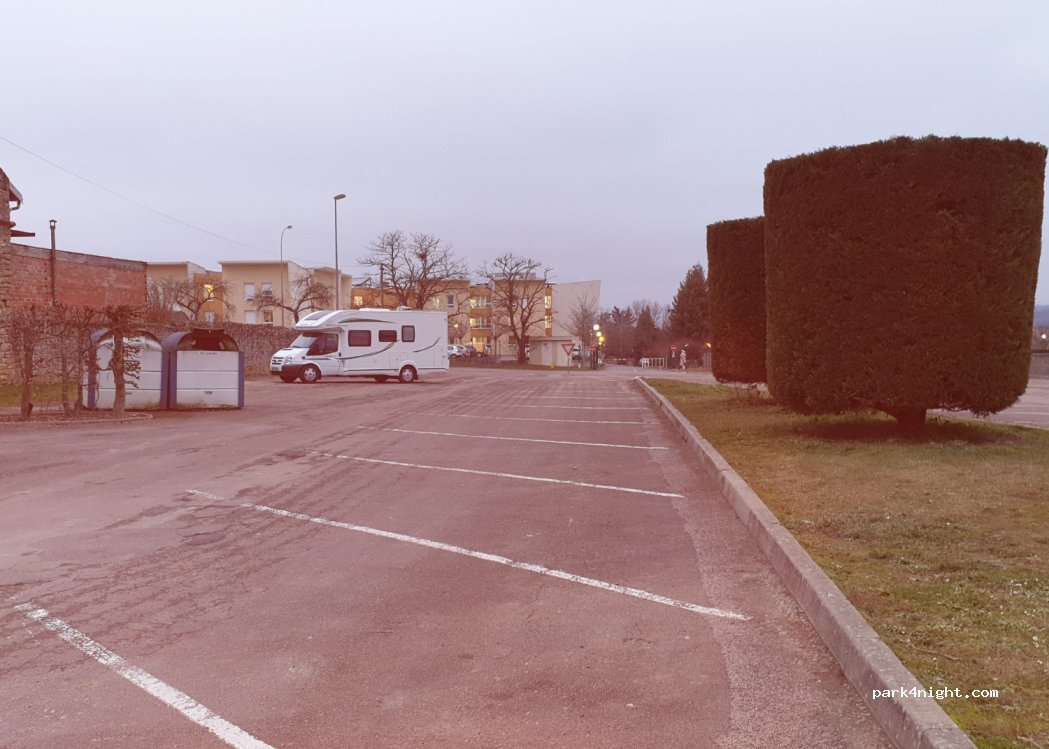 Aire de camping-cars Semur-en-Auxois — foto