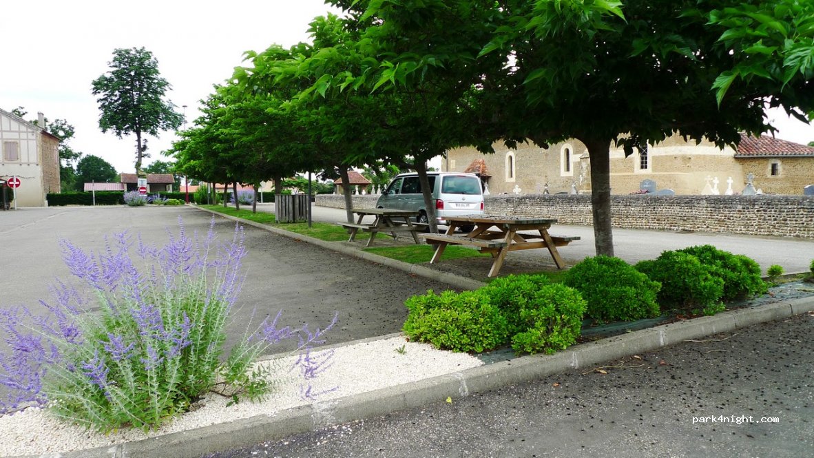 (40800) sarron - parking de la mairie — foto