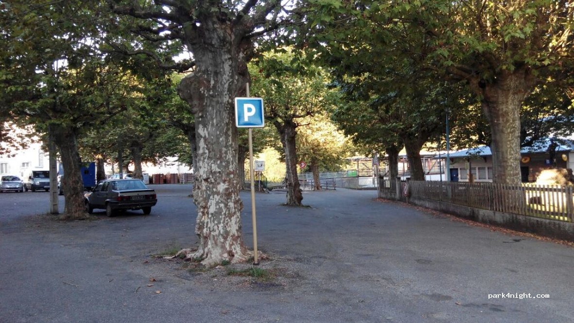 (31160) Aspet - 420-421 Place du Pré Commun — foto
