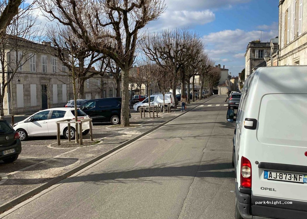 (16100) Cognac - 14 Place Beaulieu — foto