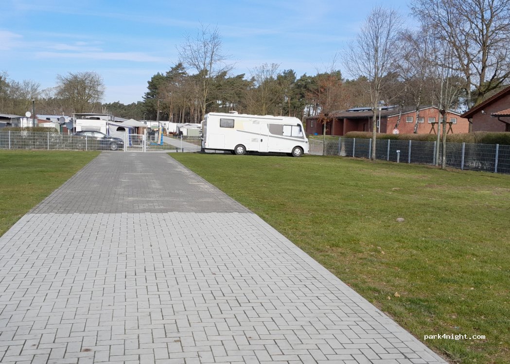 Wohnmobilstellplatz vor dem Camping Park Haddorfer Seen — foto