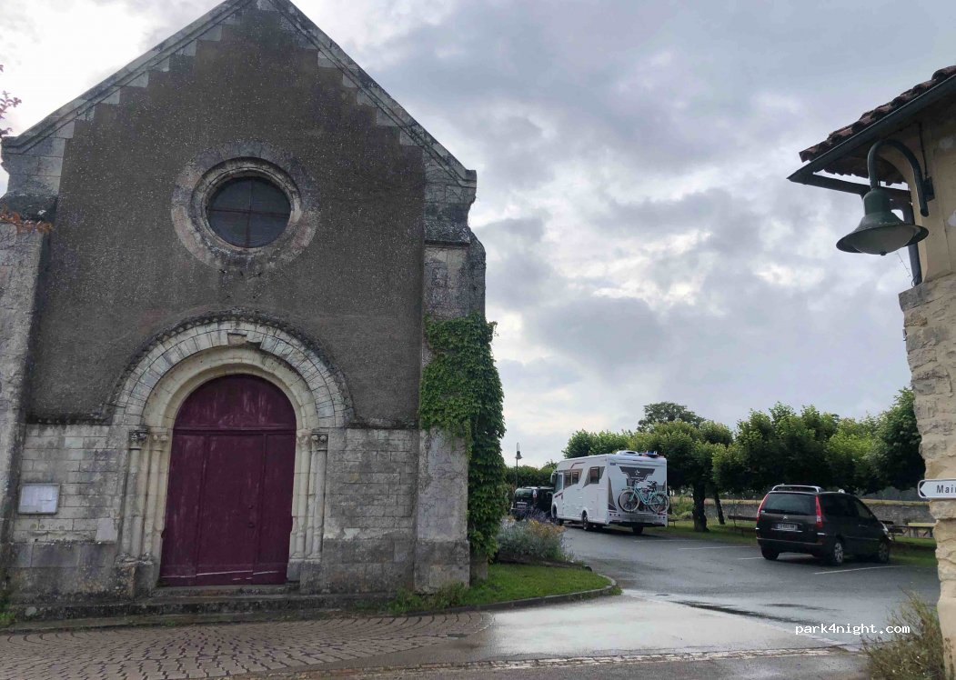 (86700) Anché - 1 Place Odile Bibaud — foto