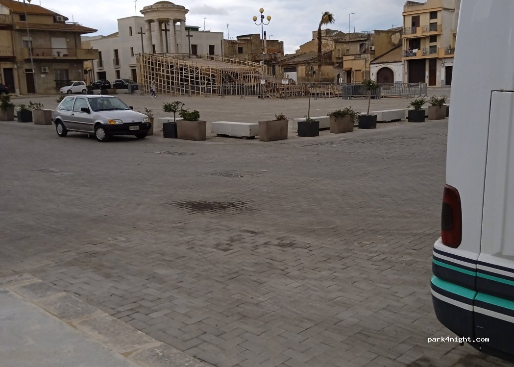 (97019) Vittoria - 1A Piazza Sei Martiri della Liberta — foto 2
