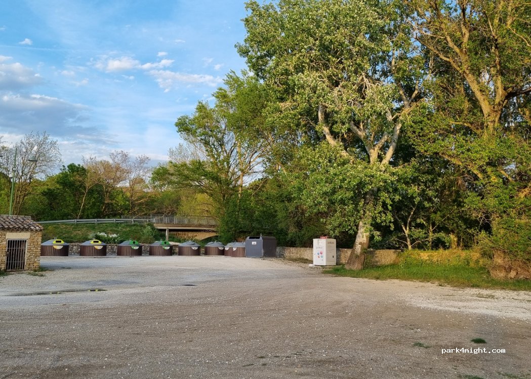 (26230) Roussas - 2 Place du Stade — foto 2