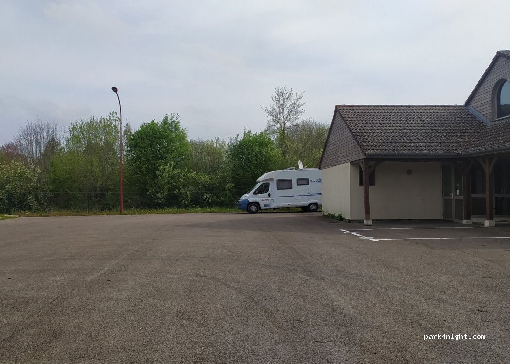 (10260) Fouchères - 2 Impasse de la Gare — foto