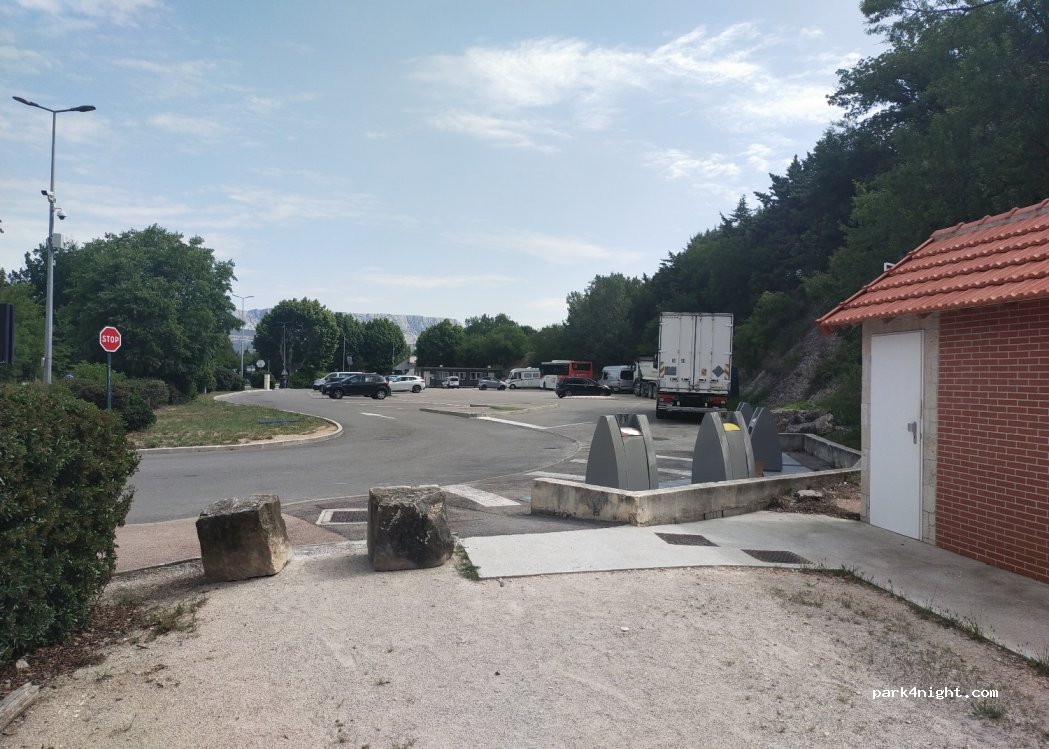 (13710) Fuveau - 5 Avenue du Maréchal Leclerc — foto